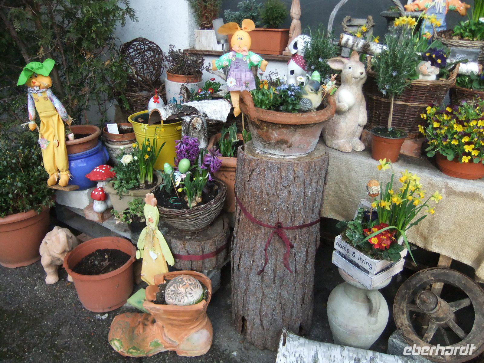 Vor dem Hotel ist alles österlich geschmückt