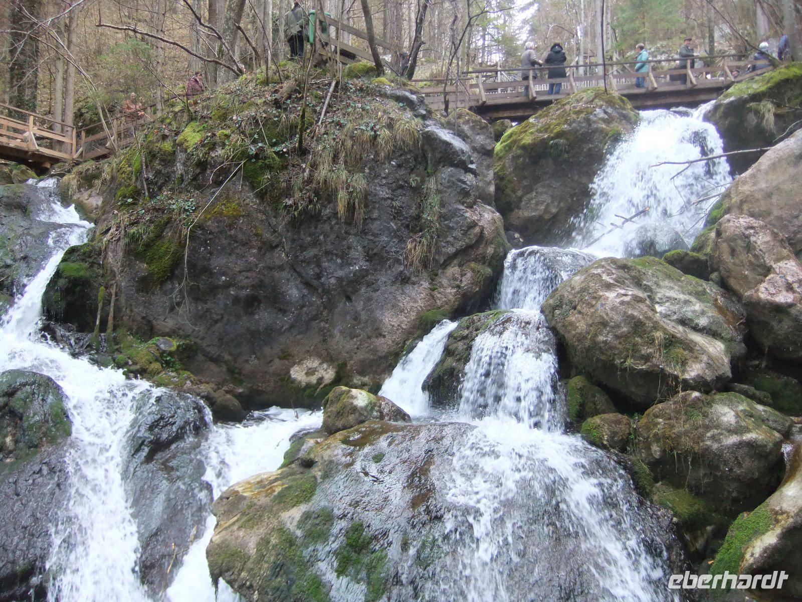 Tosend rauscht das Wasser nach unten