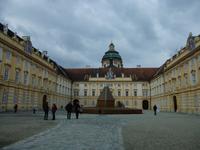 Im Innenhof des Stifts