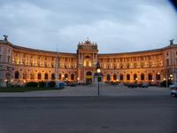 Die neue Hofburg im Abendlicht