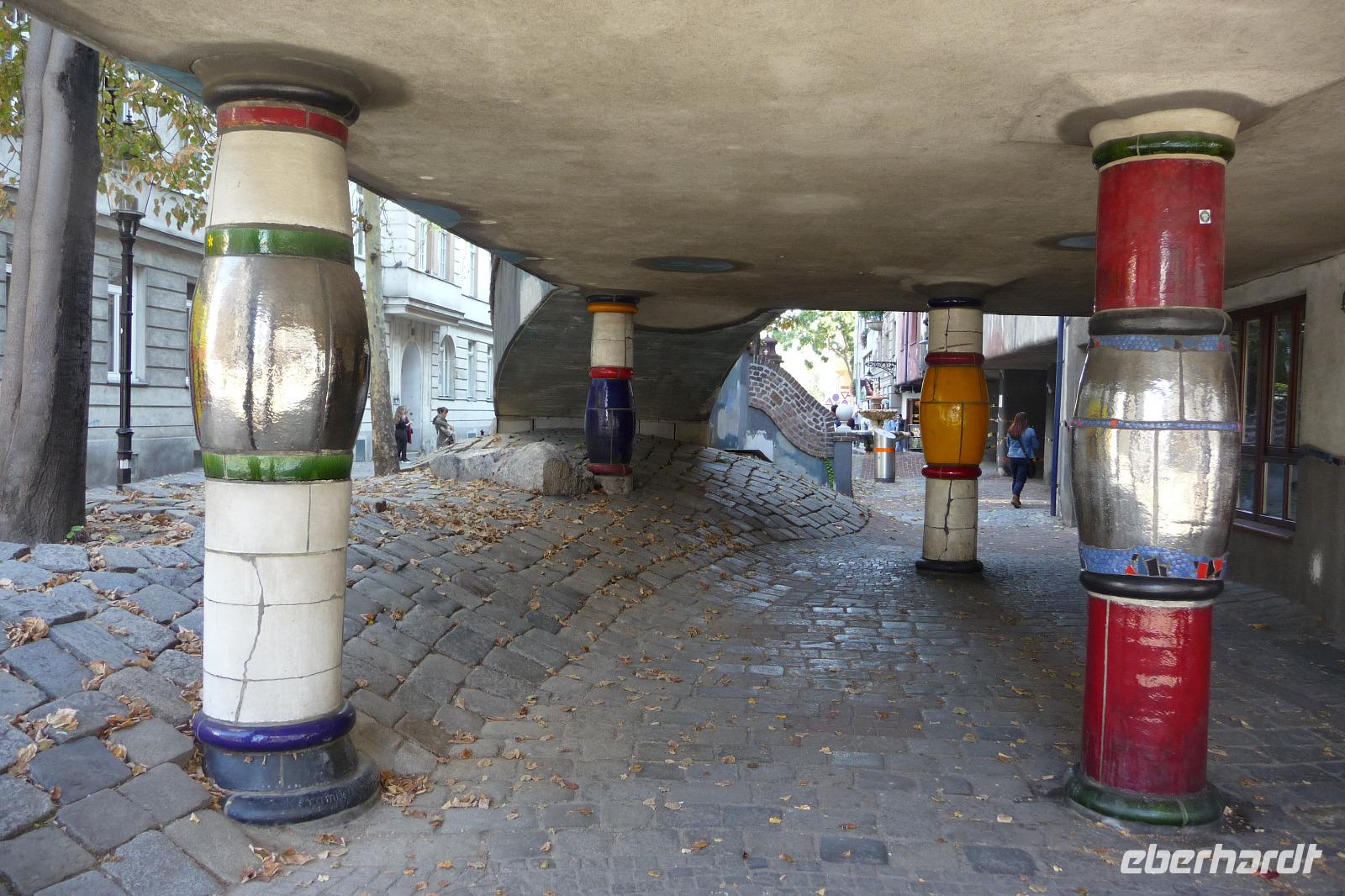 Fussgängerdurchgang unter dem Hundertwasser Haus