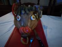 Ein Schweinskopf auf dem Mitternachtsbuffet