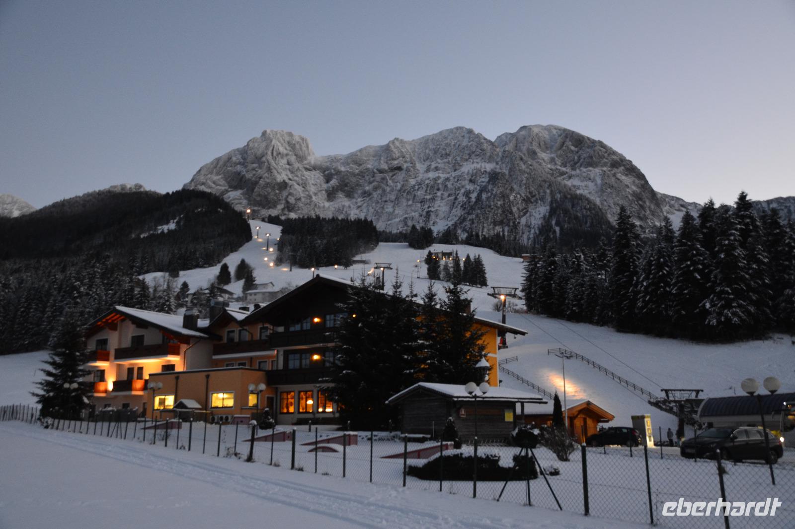 001 Abtenau. Hotel Traunstein mit Traunstein, Schallwand und Tagweide