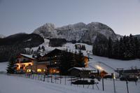 001 Abtenau. Hotel Traunstein mit Traunstein, Schallwand und Tagweide