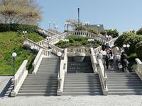 Über die Treppen geht es zurück zum Bus