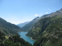 Blick von der Staumauer auf den Straßenverlauf