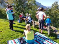 Radgruppe beim Picknick