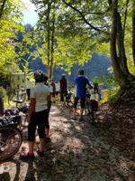 Pause vor der St. Nikolaus Kapelle