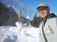 Hoher Schnee, aber der kurze Weg vom Parkplatz zur Kirche St Vinzenz führt über einen geräumten Fußweg