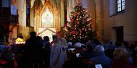 24.12., 16:40: Schon lange vor Beginn des Weihnavchtsgottesdienstes war die ev. Kirche gut gefüllt.