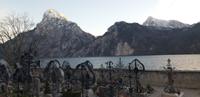 Friedhof von Traunkirchen mit Blick auf den Traunstein