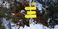 Hinweisschilder auf den Wanderwegen rund um die Naggler Alm helfe bei der Orientierung