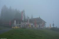 Gemütliches Hahnenkamm Stüberl auf dem Gipfel