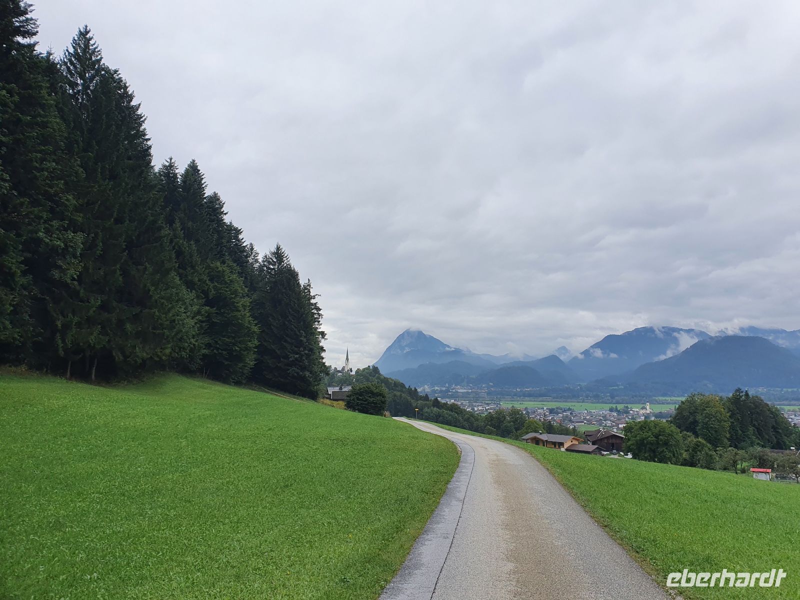 St. Nikolaus Kapelle im Hintergrund