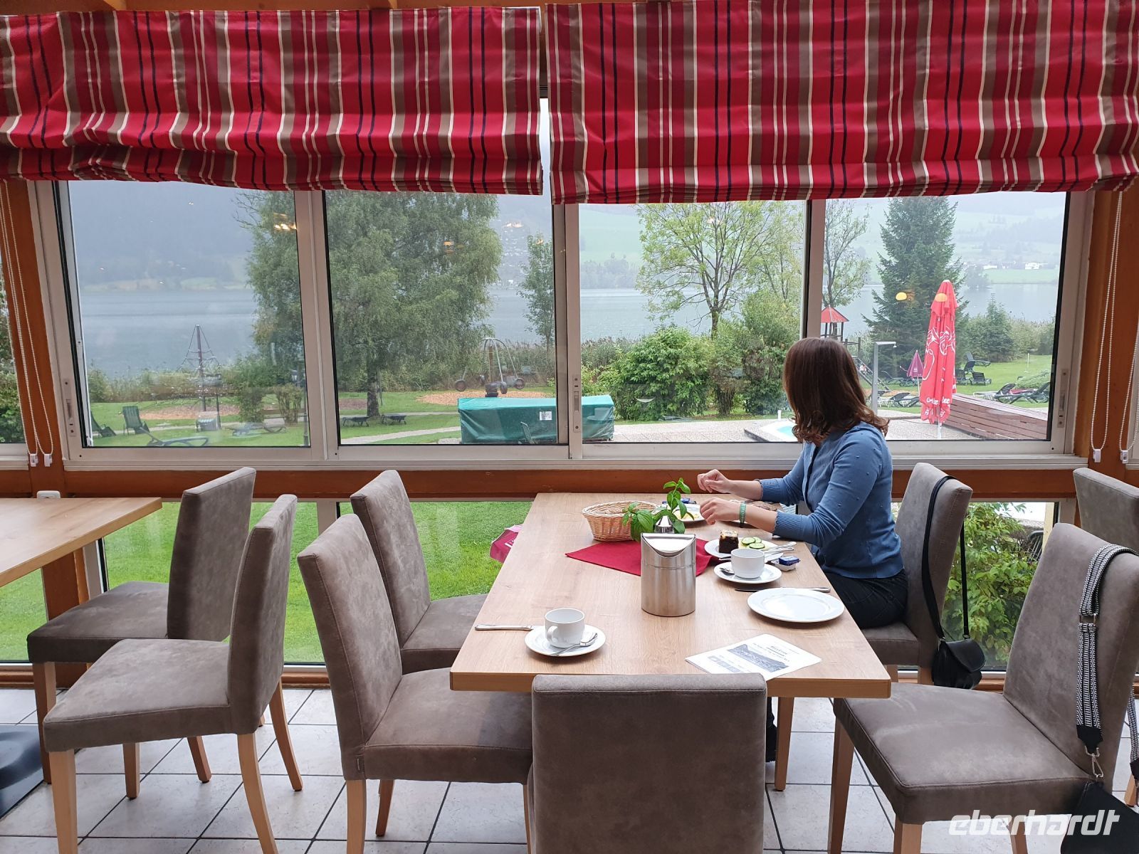Frühstück mit Blick auf den Walchsee im 4* Ferienclub Bellevue
