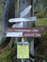 Wegweiser und Markierungen der Wanderwege
