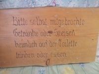 eine lustige Infotafel in der Hütte