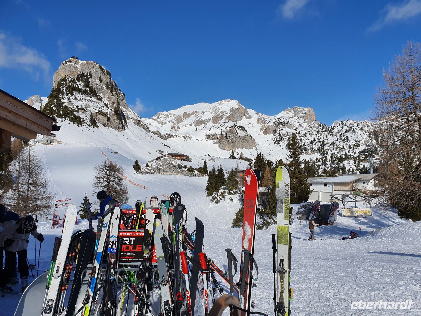 Skier vor der Erfuter Hütte