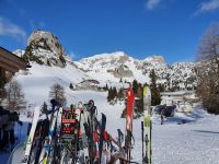 Skier vor der Erfuter Hütte