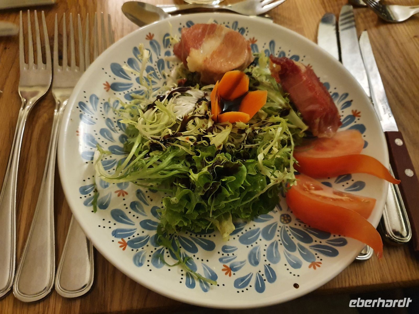 Gegrillter Ziegenkäse im Speckmantel auf grünem Salat mit Balsamicoglace