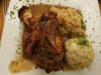 Gegrillte Schweinshaxe mit Sauerkraut und Semmelknödel