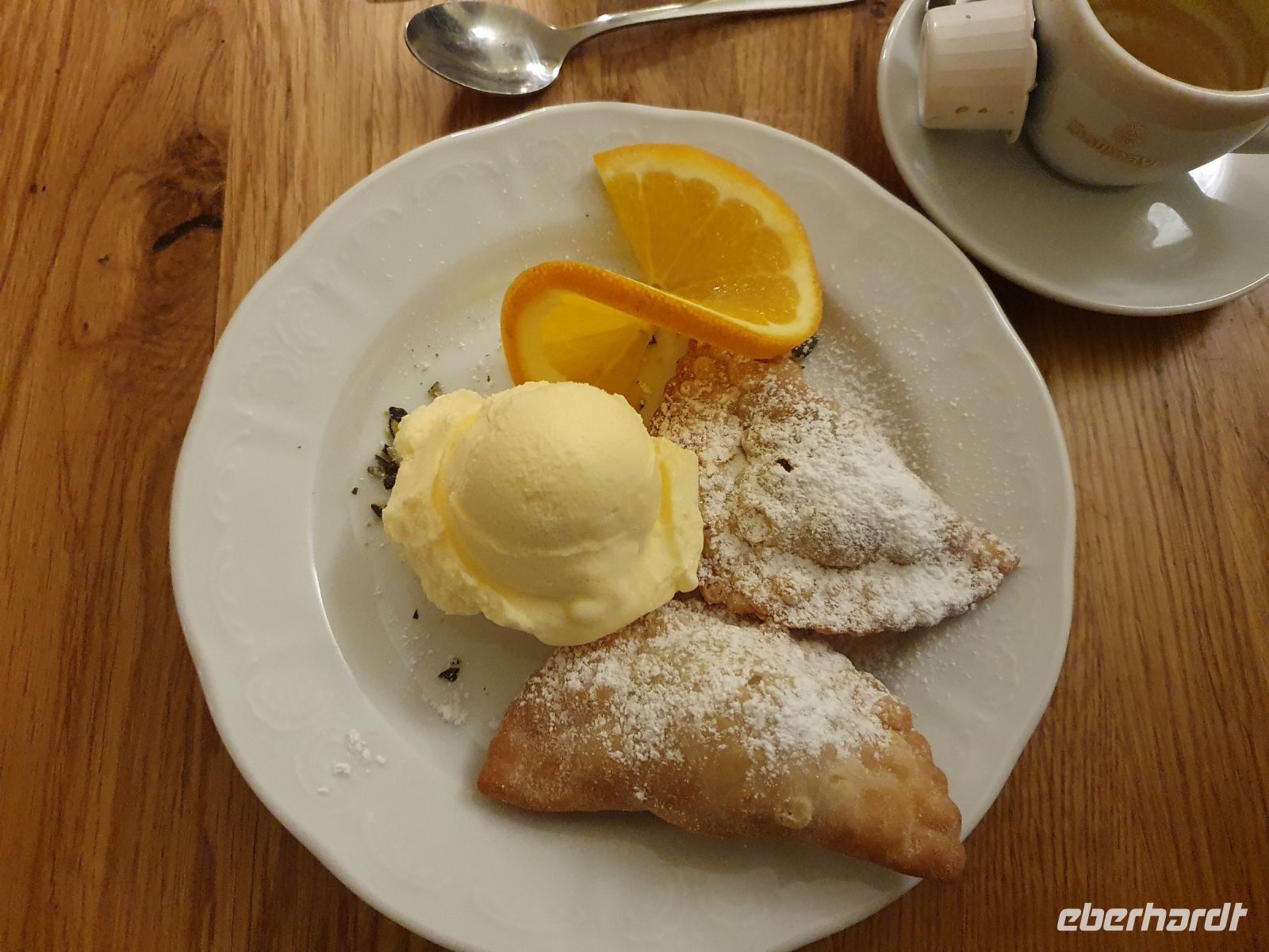 Kastanienkrapfen und Mohnkrapfen mit Vanilleeis