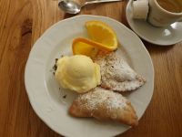 Kastanienkrapfen und Mohnkrapfen mit Vanilleeis
