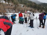Achenkirch, Anprobe der Schneeschuhe