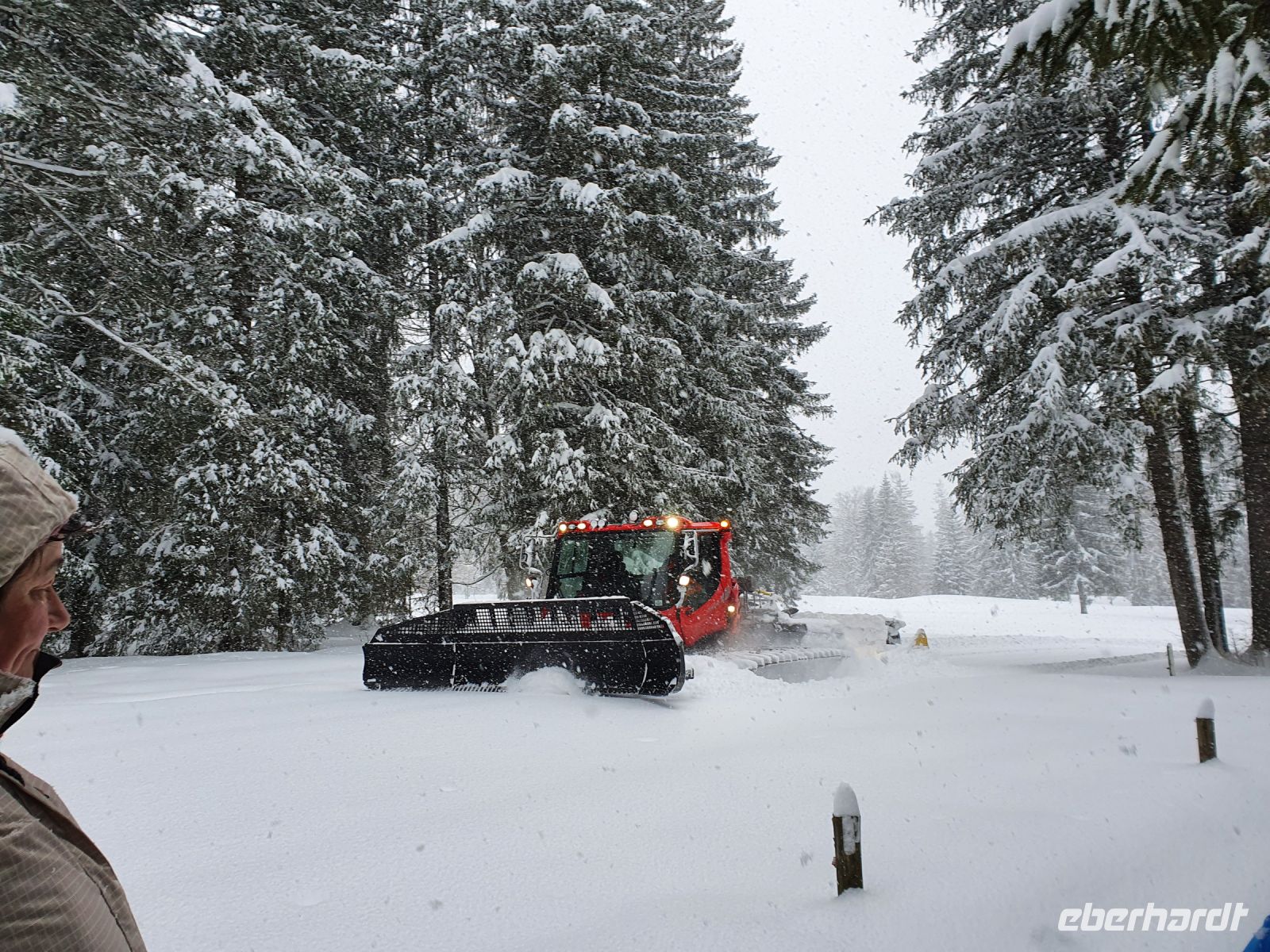 das Pistenfahrzeug spurt die Loipen