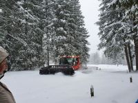 das Pistenfahrzeug spurt die Loipen