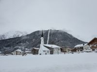Pertisau, Pfarrkirche und dahinter die Karwendelbahn