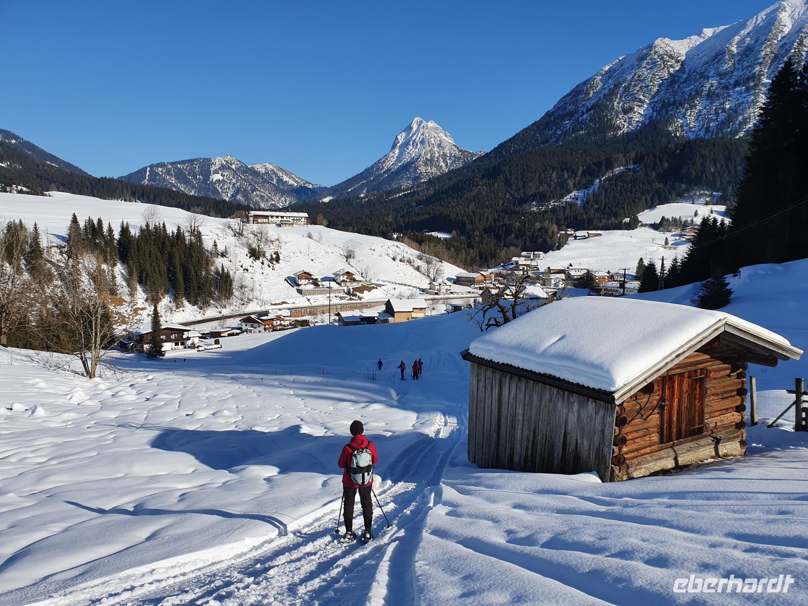 wieder im Tal und vorn der Doppelgipfel des Guffert