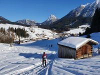 wieder im Tal und vorn der Doppelgipfel des Guffert