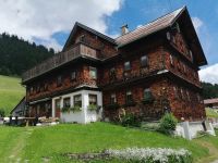 ein typisches Schindelhaus im Kleinwalsertal, Baad