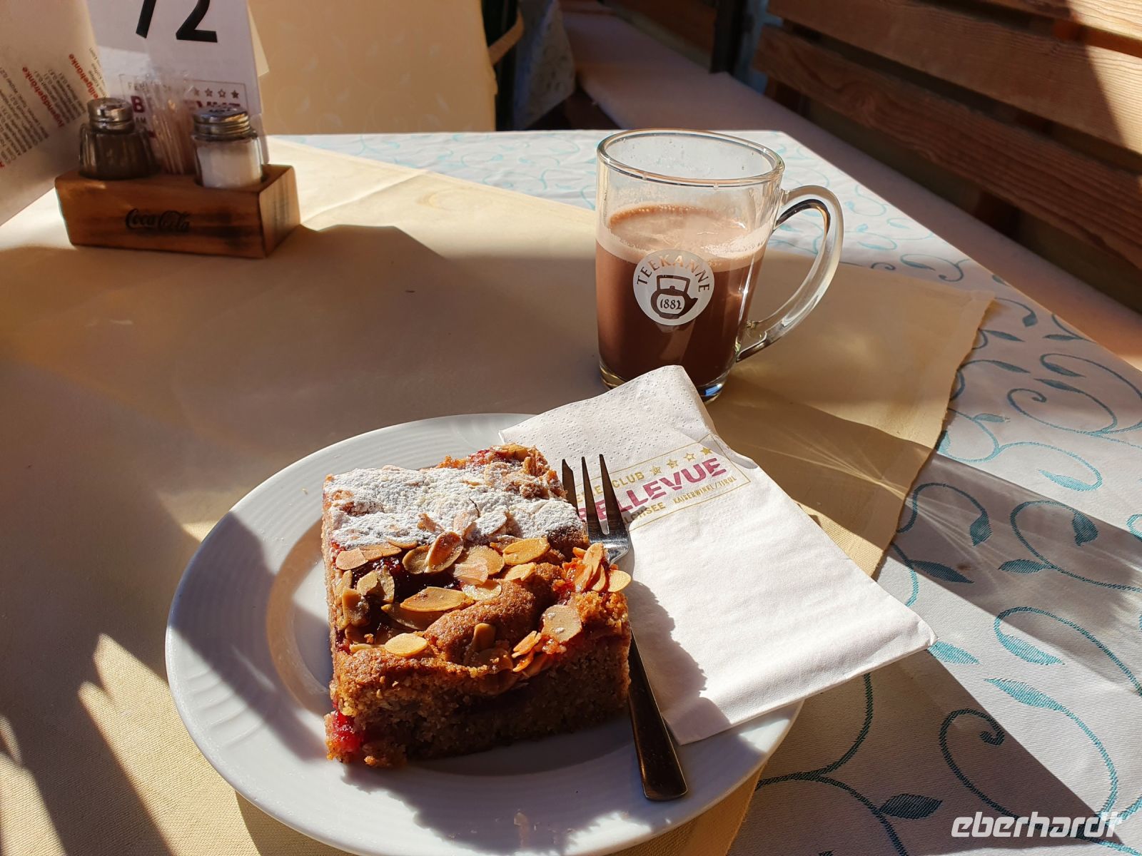 Kaffeetrinken im Hotel Bellevue am See.jpg