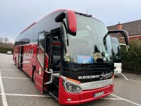 3. Reisetag – Ausflug nach Oberndorf – Unser roter Reisebus mit Schwibbogen