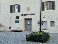5. Reisetag – Ausflug nach Hallein zum Stille-Nacht-Museum – Stille-Nacht-Museum mit Kenotaph