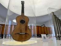 5. Reisetag – Ausflug nach Hallein zum Stille-Nacht-Museum – Originale Gitarre von Franz Xaver Gruber im Stille-Nacht-Museum