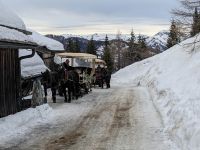 Drei Pferdeschlitten warten auf uns.