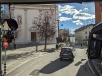 Cortina im Weihnachtsschmuck.