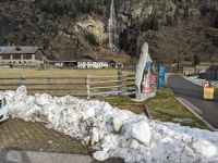 Im Hintergrund der Wasserfall.