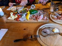 Jause auf der Pritzhütte.