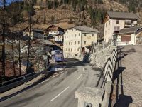 Unser Bus parkt mit Genehmigung des Bäckers vor dessen Bäckerei.