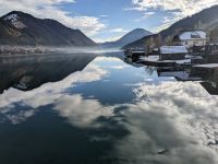 Wolken spiegeln sich im Weißensee.