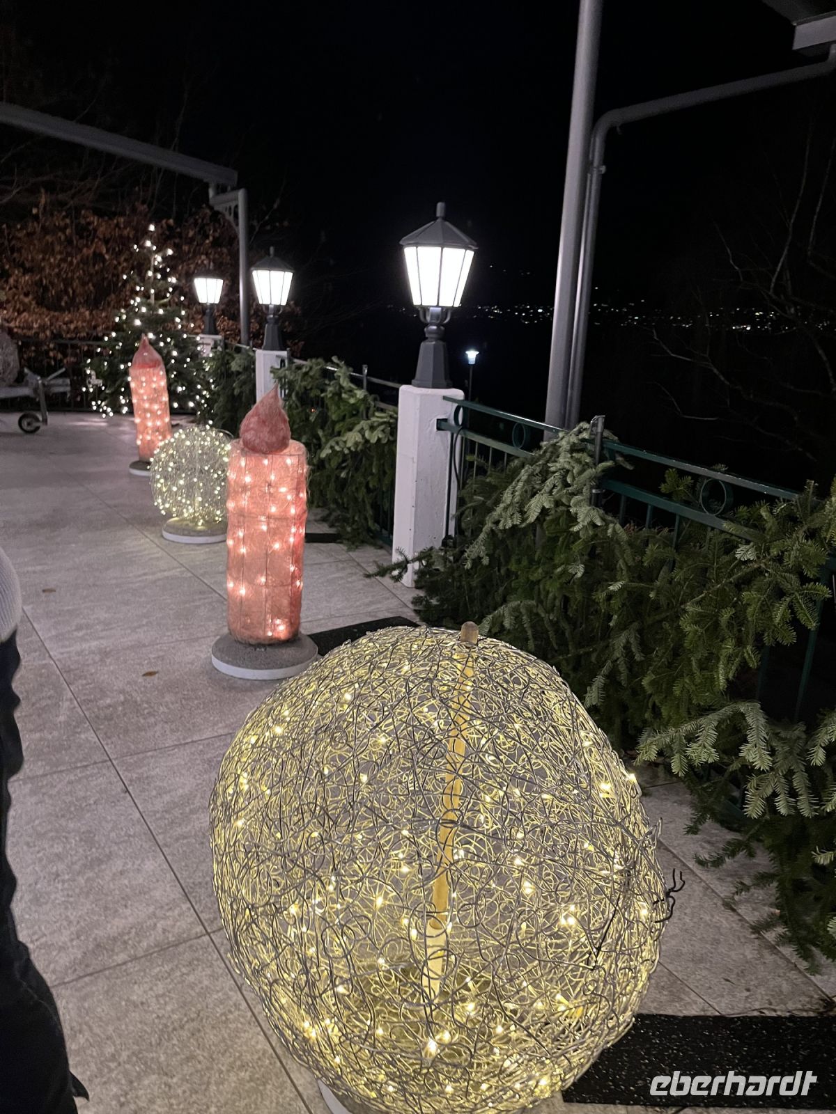 Rechts im Hintergrund die Lichter vom See