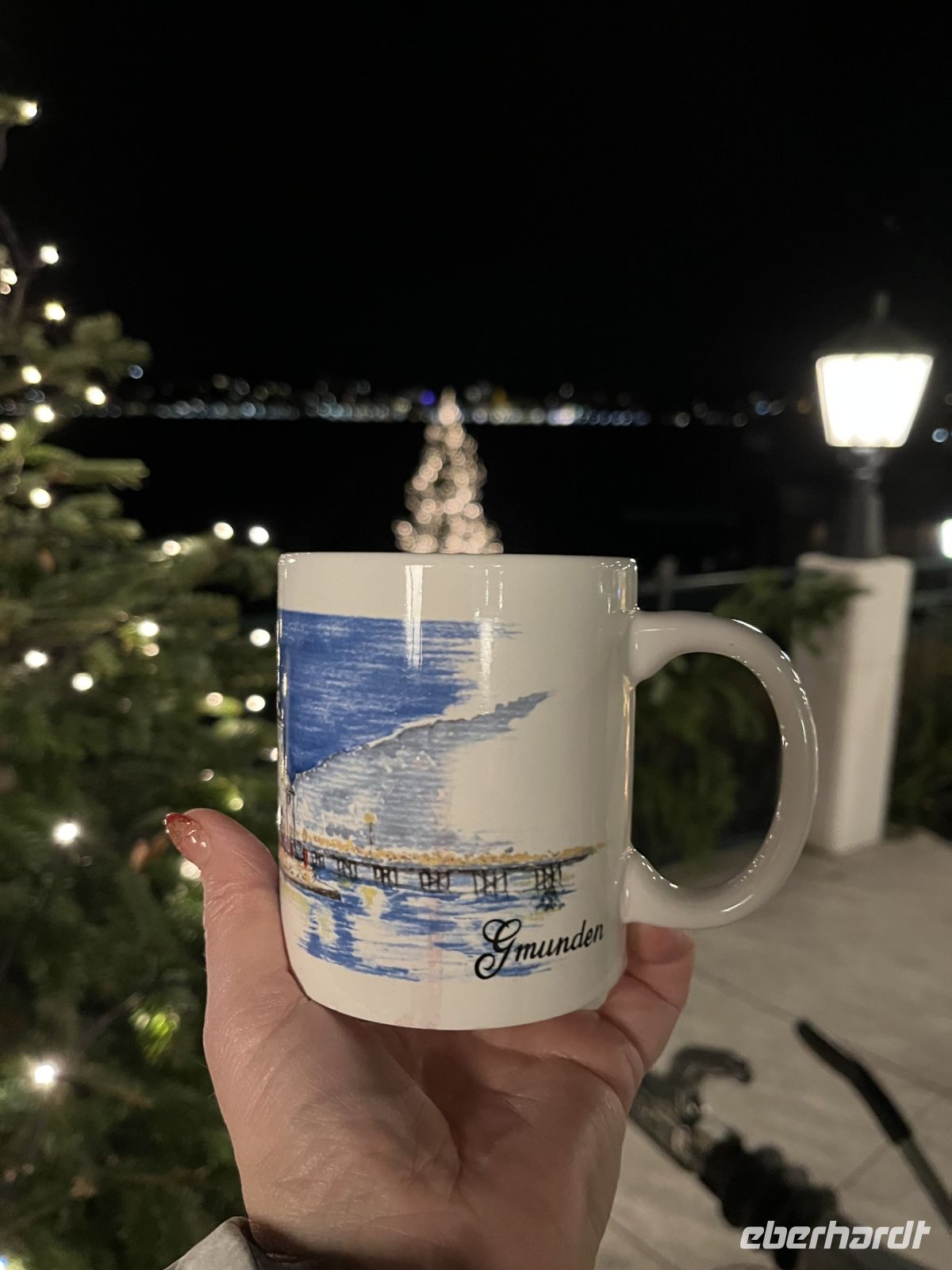 Mit einem Glühwein die Stimmung genießen