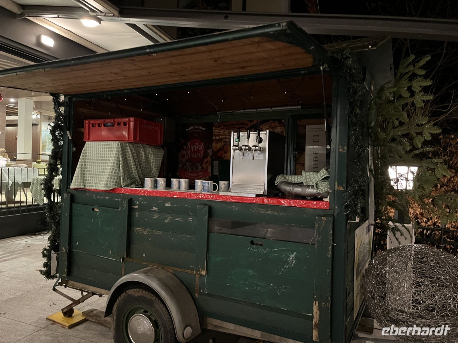 Der Wagen steht auf der Hotelterrasse ;-) 