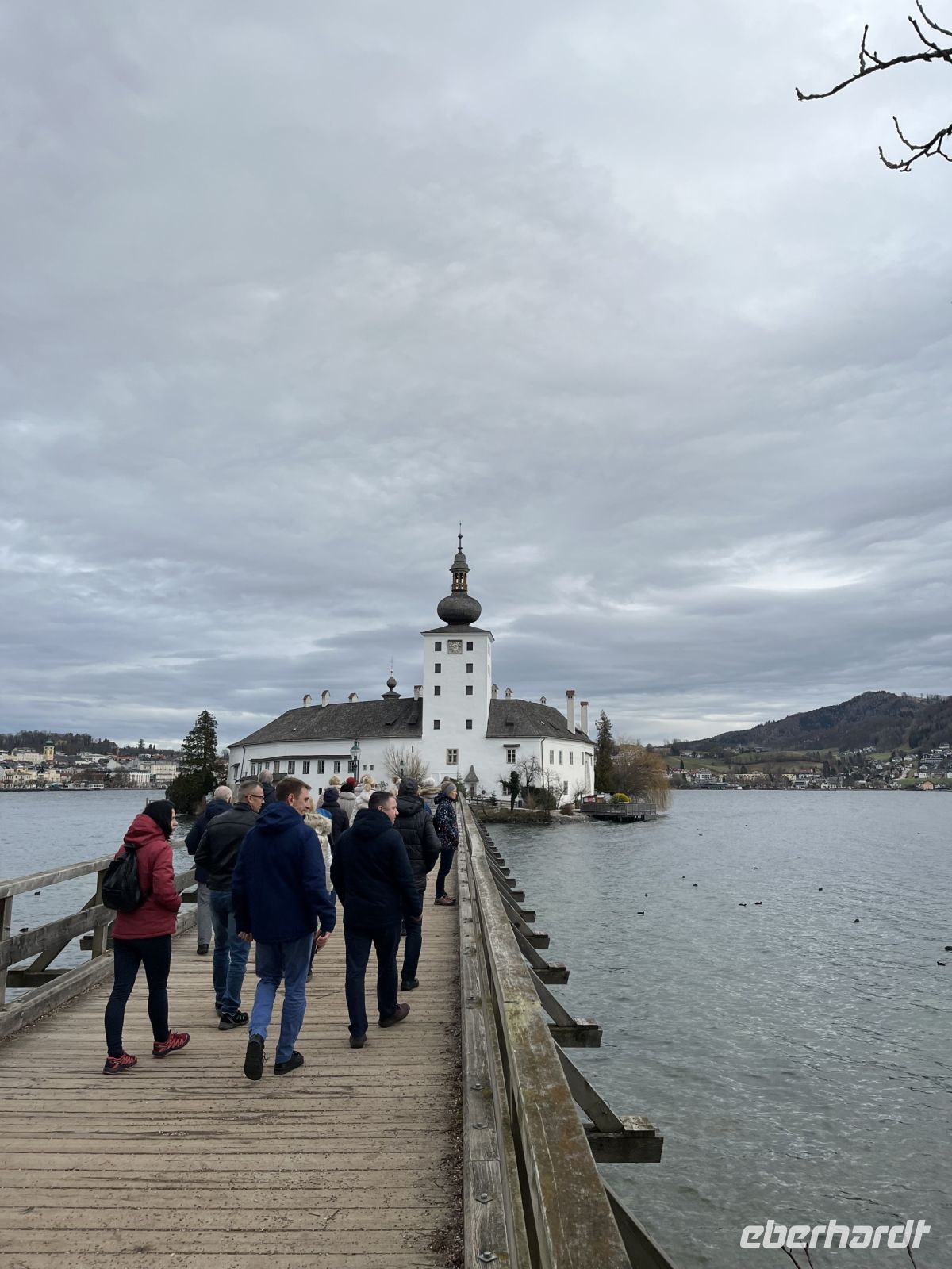 Über die 130 m lange Holzbrücke