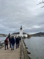 Über die 130 m lange Holzbrücke