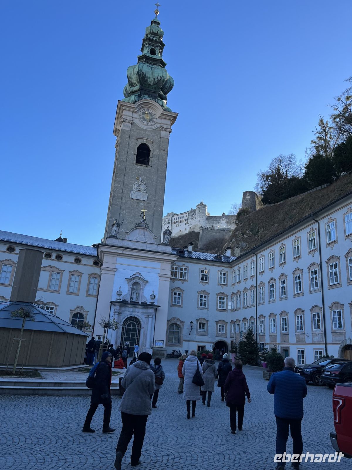Im Innenhof des Domquartiers mit Blick auf die Festung